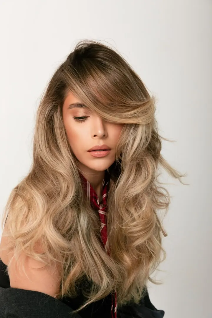 Balayage rubio con raíz difuminada